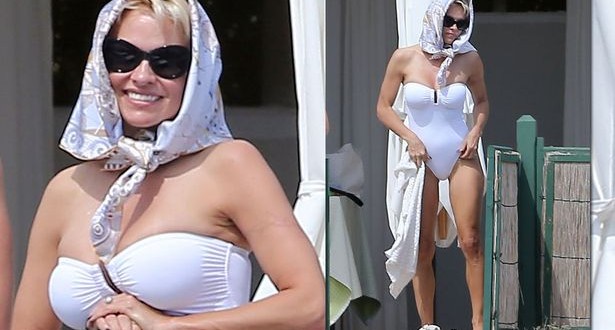 Pamela Anderson : Star Stuns In White Swimsuit