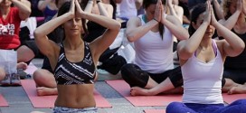 New York : Thousands greet solstice with yoga