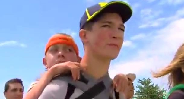 Hunter Gandee : Teen finishes 40-mile walk while carrying brother