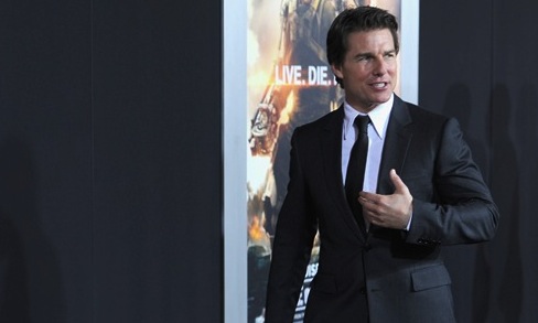 Tom Cruise : Actor surprises fans at Chicago movie theater