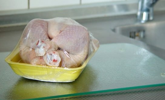 UK : Washing chicken before cooking poses health risk