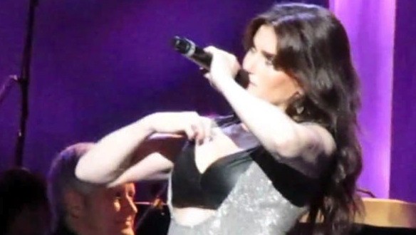 Idina Menzel owns this wardrobe malfunction (Video)