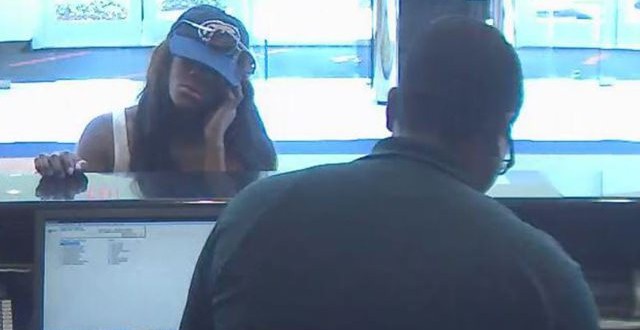 Woman robs bank while chatting on cell phone (Photo)