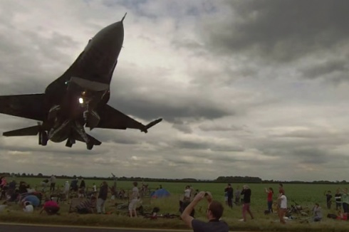 F-16 close shave at Waddington Air Show, Report