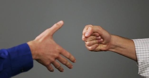'Fist bump' might be the new handshake, New Study