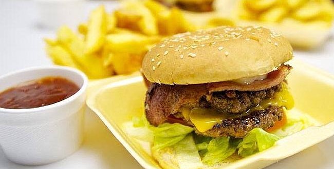 The Spiciest Burger In All Of The United Kingdom Sends TWO journalists To The Hospital!