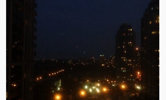 'UFO' toronto : Flashing flying object reported over Toronto