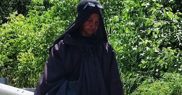 ‘Woman In Black’ : A mysterious woman strolling busy US highways (Photo)