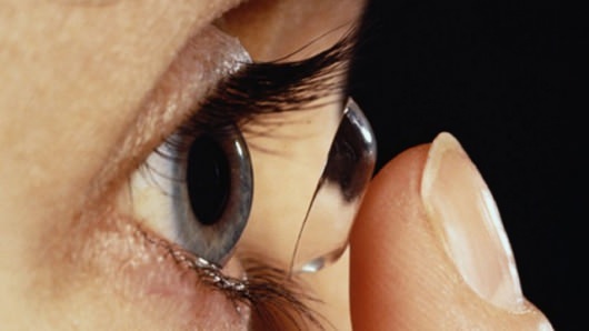 Woman loses vision after leaving contacts in for Six Months