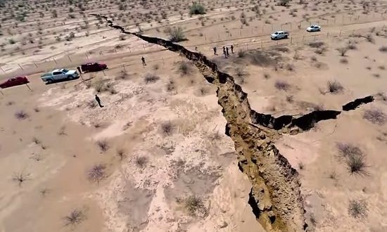 Giant crack in the earth discovered (Video)