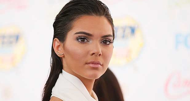 Kendall Jenner : Star Denies Throwing Money at a Waitress
