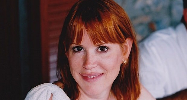 Ringwald's Daughter Mimics “Sixteen Candles” Pose