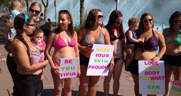 Women wear bikinis to support mom mocked for stretch marks (Video)