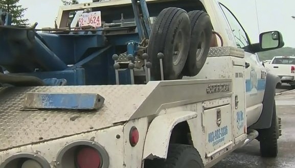 Alberta Tow-truck driver climbs onto moving vehicle to stop thief