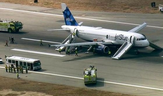 JetBlue emergency landing in Long Beach, Cabin filled with smoke (Video)