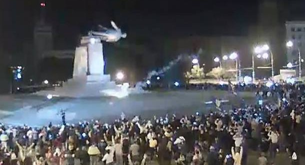 Kharkiv : Lenin Statue Toppled (Video)
