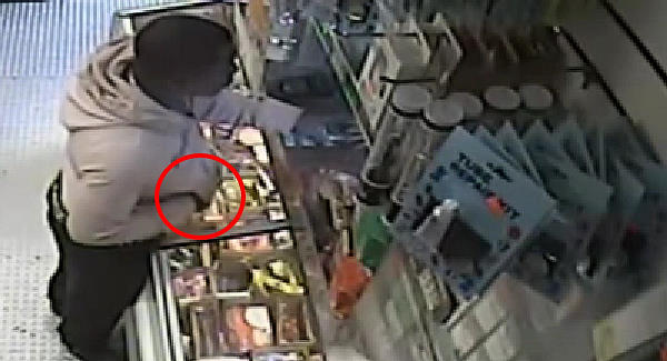 Man uses banana to rob store (Video)