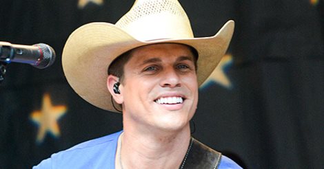 Dustin Lynch : country star injured by flying beer car at live show