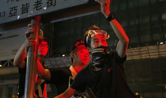Hong Kong protesters are warned to open roads, Report
