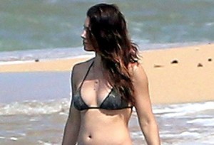 Jessica Biel : Actress Rocks a Bikini on the Beach