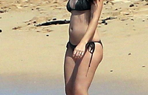 Jessica Biel Actress Rocks a Bikini on the Beach photo
