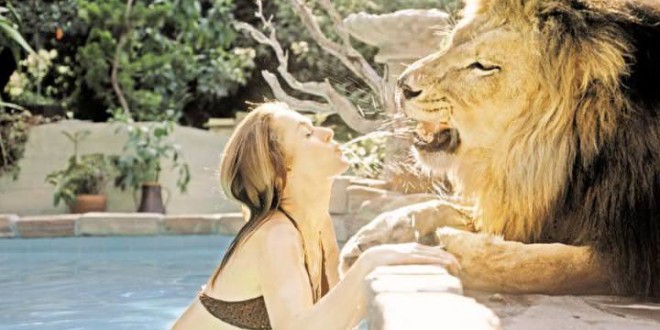 Melanie Griffith grew up with lion (Photo)