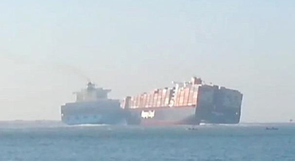 Suez Canal container ships collide (Video)