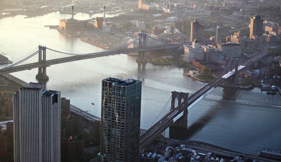 Brooklyn Bridge climber arrested : French tourist arrested for breaching security, snapping photos