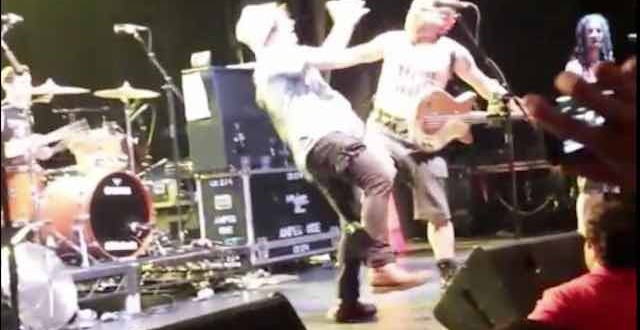Fat Mike kicks fan : NOFX’s punches and kicks fan who runs on stage (Video)