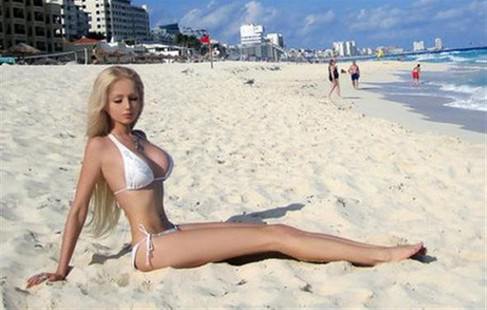 Human Barbie strangled : Valeria Lukyanova Punched & Strangled In Brutal Attack (Photo)