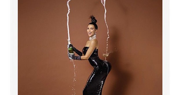 Kim Kardashian shows off naked bottom  Kim bares her bum for US magazine Paper (Photo 1