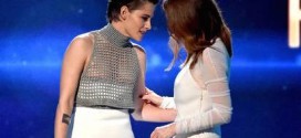 Kristen Stewart Wardrobe Malfunction : Star top slips while presenting Hollywood Film Award