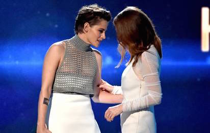 Kristen Stewart Wardrobe Malfunction : Star top slips while presenting Hollywood Film Award