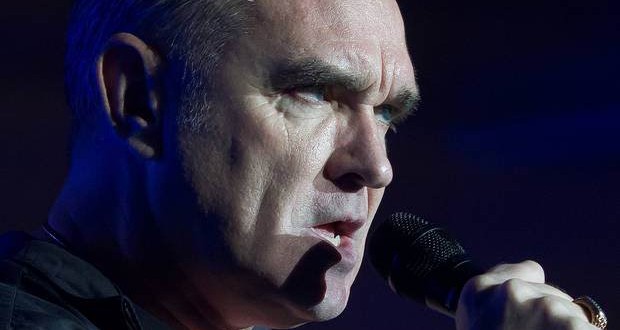 Morrissey : Heckler forces Singer to storm off stage (Video)