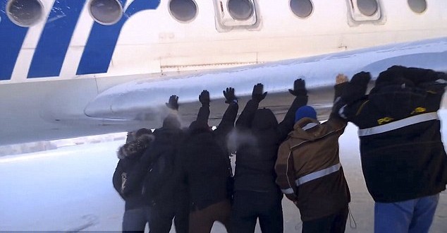 Passengers Push Plane After Brakes Freeze (Video)