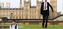 World's tallest and shortest men meet in London (Video)