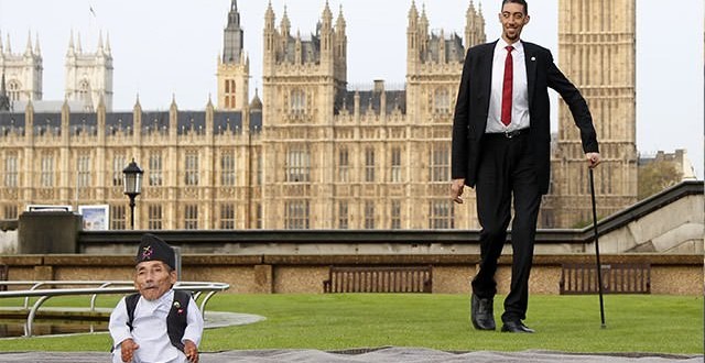 World's tallest and shortest men meet in London (Video)