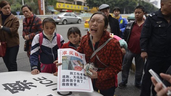Chinese woman sell daughter - Photo: Ni Qiong auctions off baby daughter on street to save husband