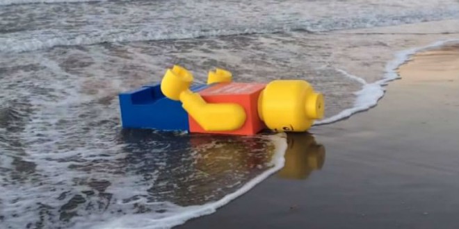 Japan : Giant Lego Man washes up on Japanese beach