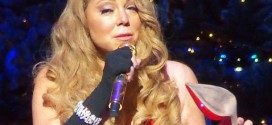 Mariah Carey Christmas Shoe - Video : Singer Cries, Loses Shoe During NYC Concert