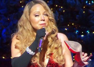 Mariah Carey Christmas Shoe - Video : Singer Cries, Loses Shoe During NYC Concert