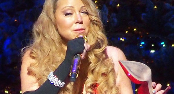 Mariah Carey Christmas Shoe – Video  Singer Cries, Loses Shoe During NYC Concert