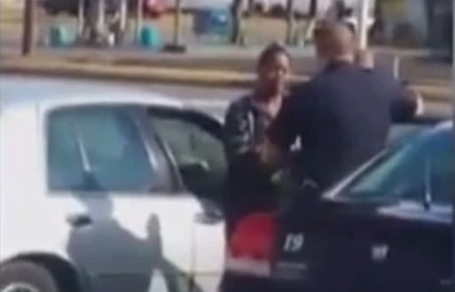 Tarrant Alabama cop buys eggs – Video : Police officer surprises woman accused of shoplifting eggs