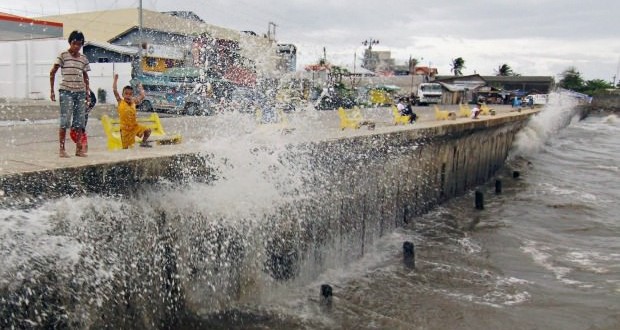 Typhoon Hagupit smashes into the Philippines (Video)