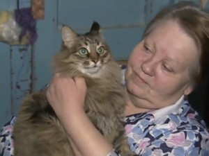 Hero Cat Saves Baby : Russian Cat Protects Abandoned Baby While Meowing for Help (Video)