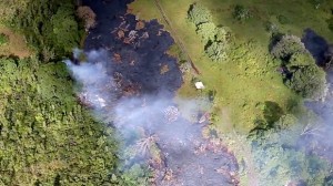 Lava rivulets pose potential risk to hawaiian village (Video)