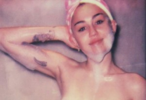 Miley Cyrus V Magazine - Photo : Singer goes full frontal for first time in V magazine