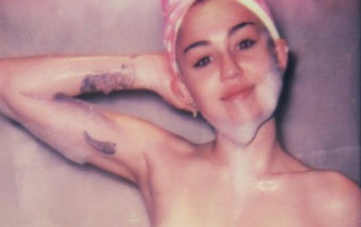 Miley Cyrus V Magazine – Photo : Singer goes full frontal for first time in V magazine