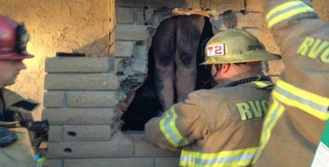 Woman Stuck In Chimney – Photo : Crews rescue naked woman trapped in ex-lover’s SoCal chimney