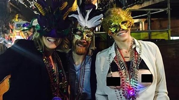 Chelsea Handler : Mardi Gras Carnival, Comedian Flashes Her Breasts (Photo)